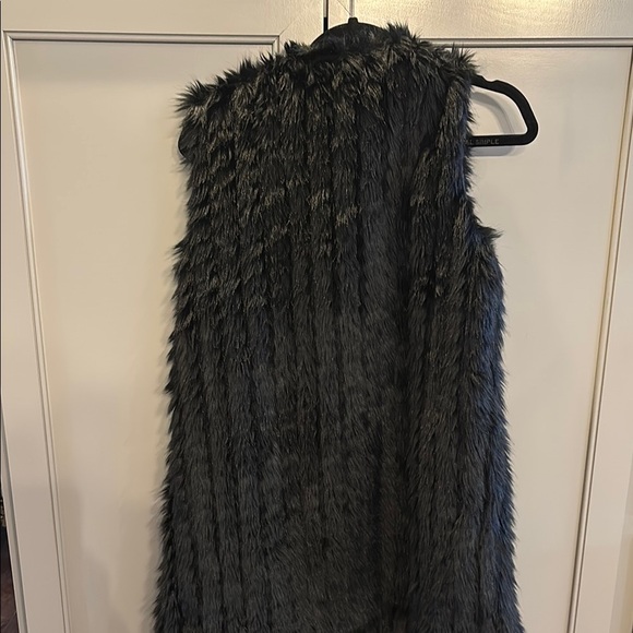 John + Jenn sz sm Faux Fur Vest in Black - Picture 3 of 5